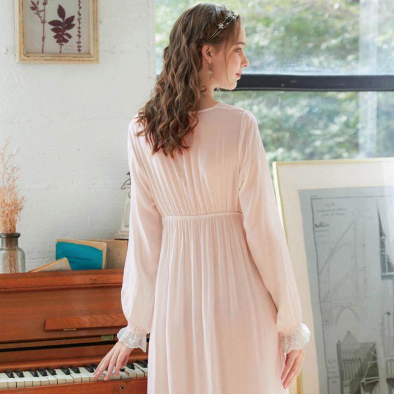 Courtly Lace V-Neck Long-Sleeved Nightdress