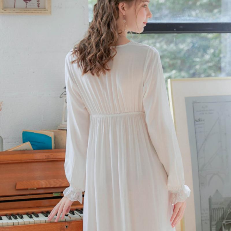 Courtly Lace V-Neck Long-Sleeved Nightdress