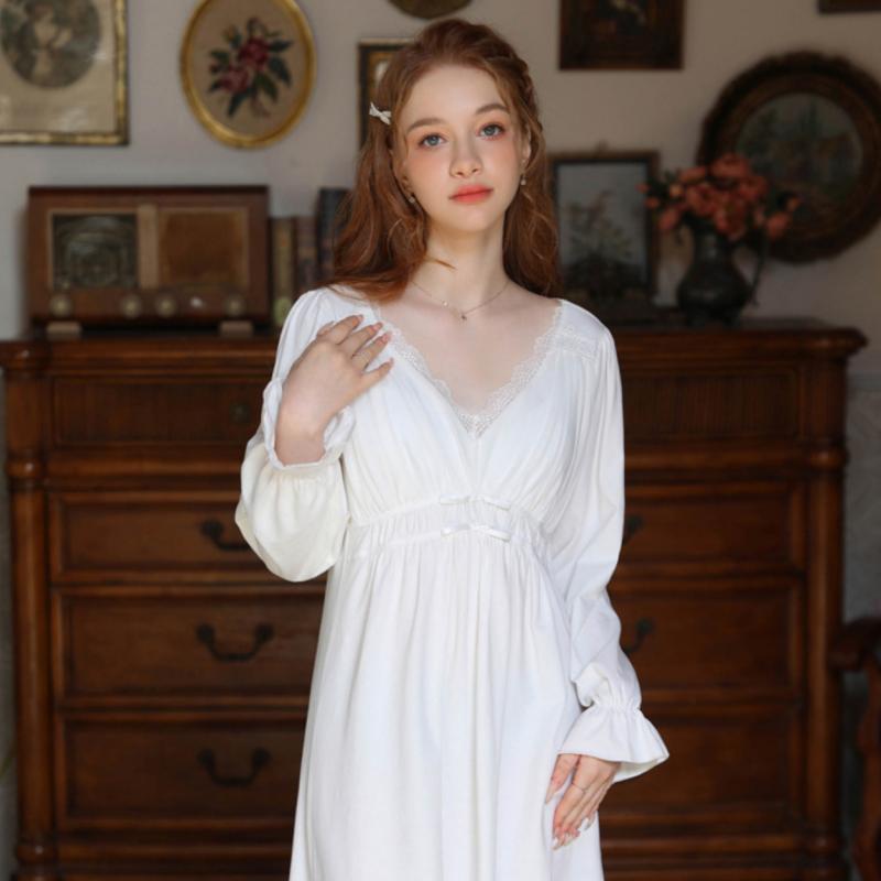 French Lace V-Neck Long-Sleeved Nightdress