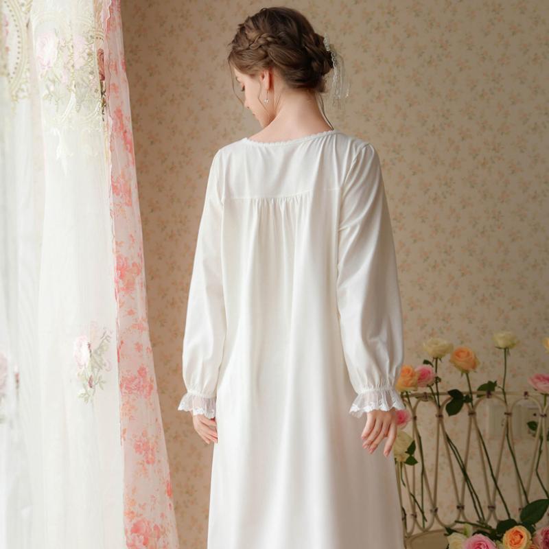 Sweet Courtly Lace Long-Sleeved Nightdress