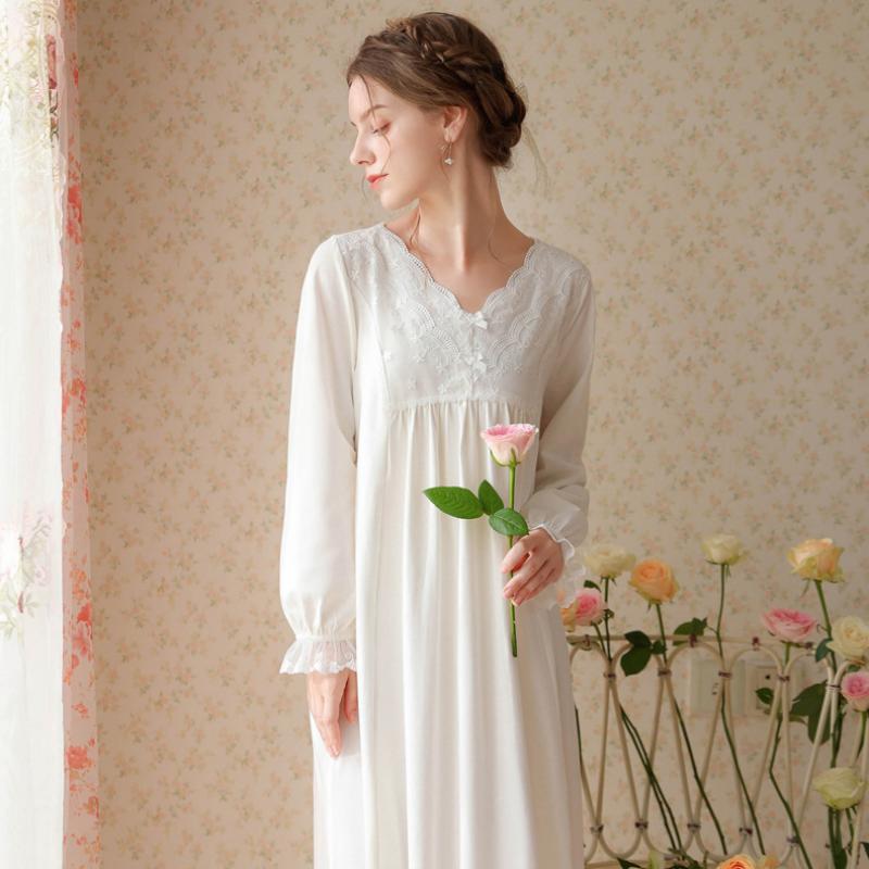 Sweet Courtly Lace Long-Sleeved Nightdress