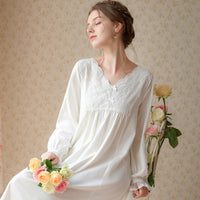 Sweet Courtly Lace Long-Sleeved Nightdress