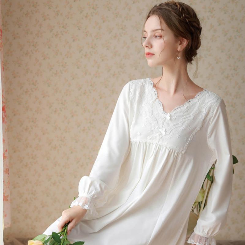 Sweet Courtly Lace Long-Sleeved Nightdress