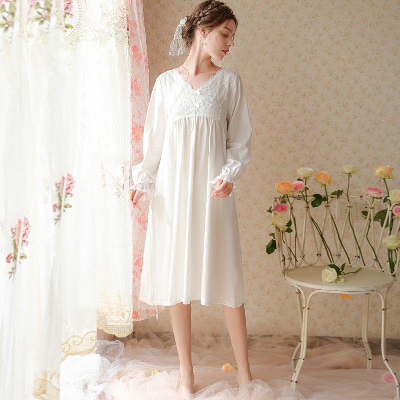 Sweet Courtly Lace Long-Sleeved Nightdress